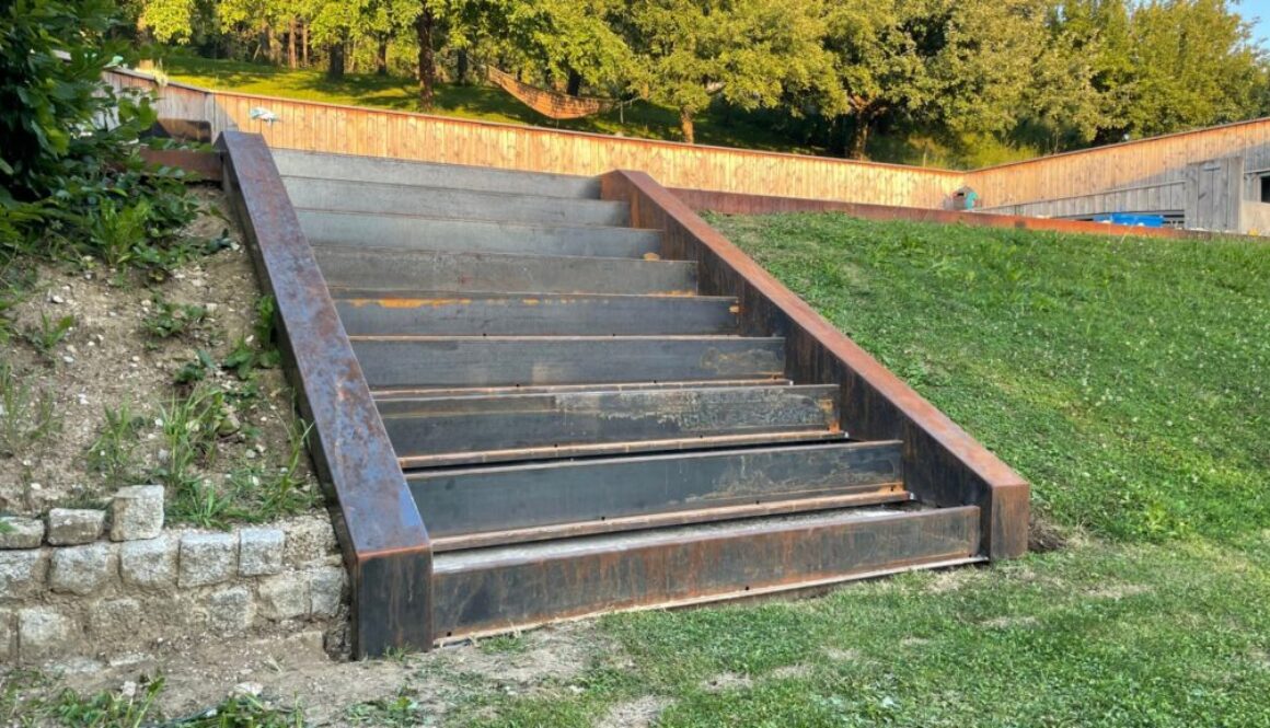 Außenstiege aus Cortenstahl mit rostbrauner Patina, Sonderanfertigung von A-T-K