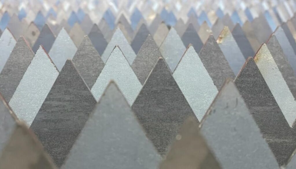 Sonderanfertigung aus Metall: zugeschnittene Bleche aus unterschiedlichen Metallen mit verschiedenen Oberflächen